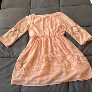 This item is a beautiful peach pink colored dress with built in shorts!❤️❤️❤️